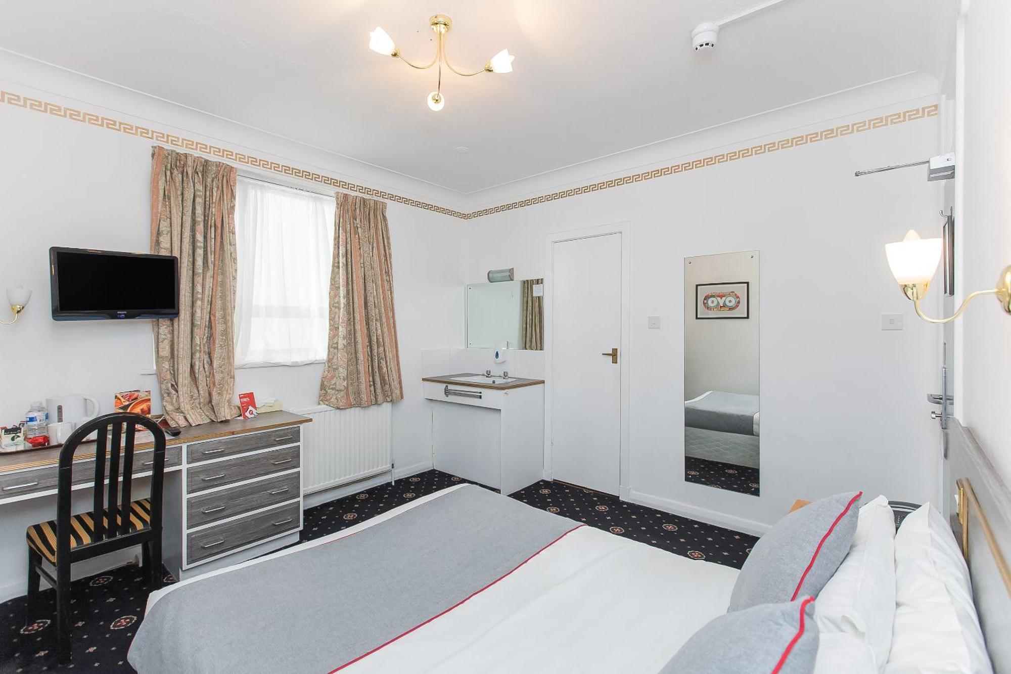 Oyo Stade Court Hotel Hythe  Exterior foto