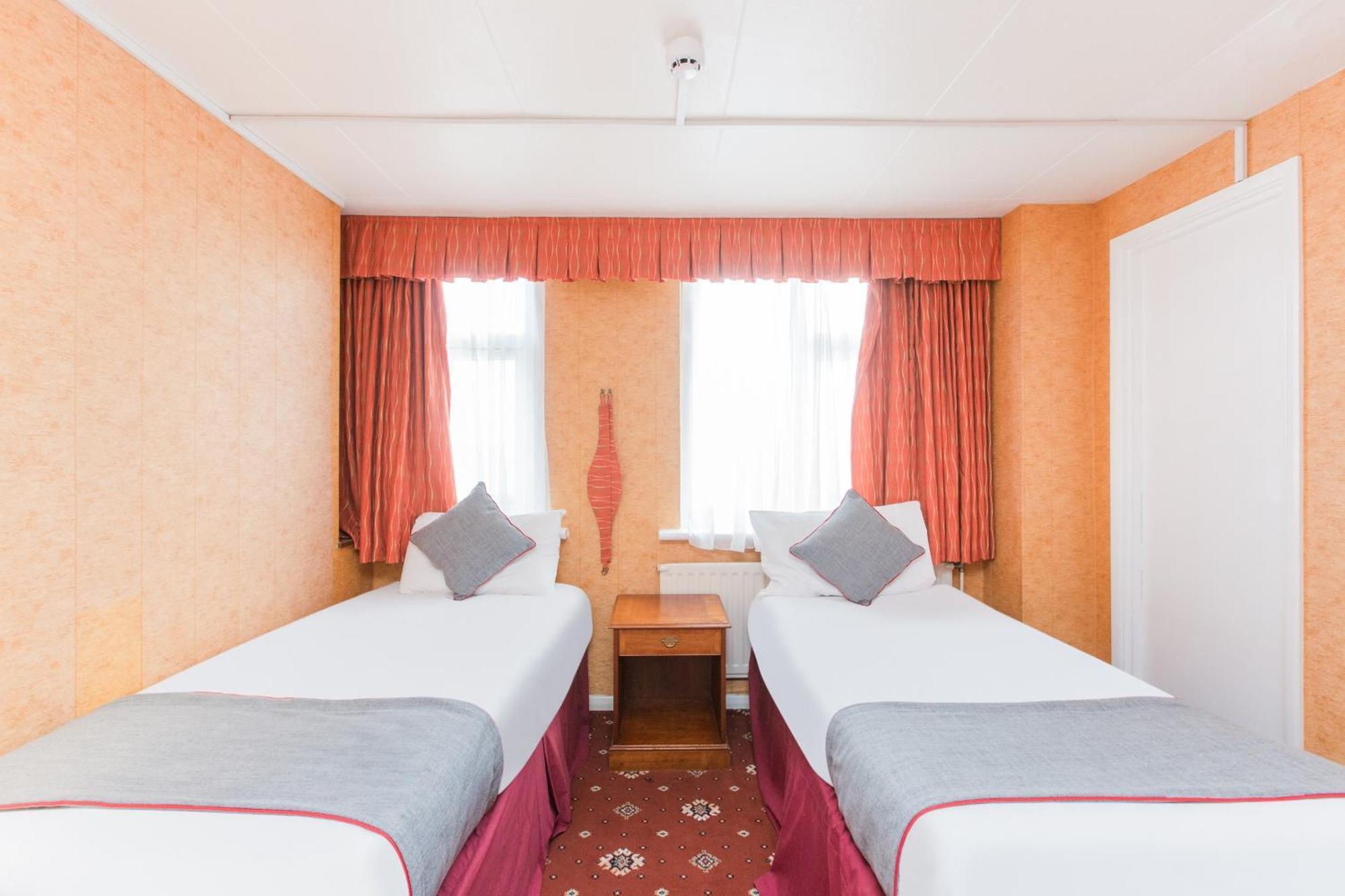 Oyo Stade Court Hotel Hythe  Exterior foto